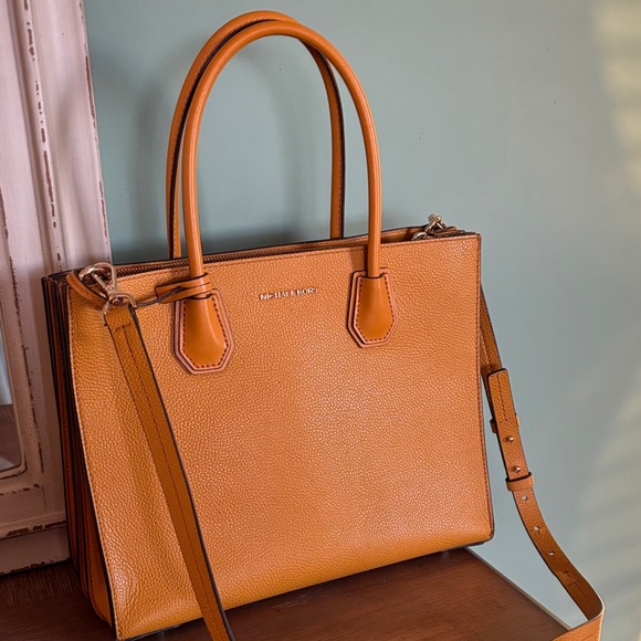 Michael Kors Mercer Large Acrdion tote - Picture 1 of 9